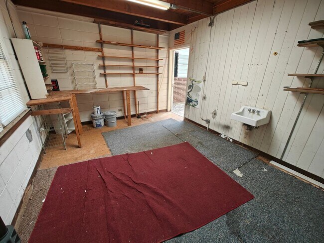 Building Photo - 2644 Pineland Ave