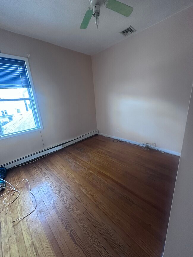 Building Photo - 95 E Clifton Ave