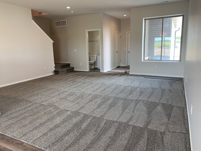 Building Photo - Spacious 2-Story with 3 bedrooms/2.5 bathrooms