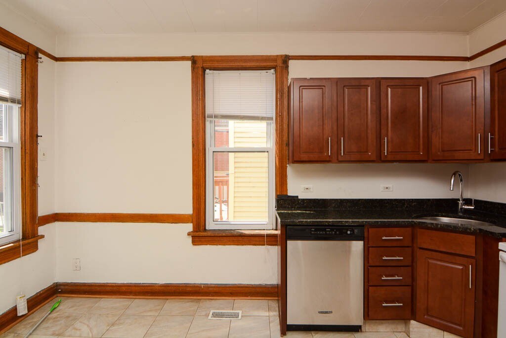 Building Photo - 2622 N Marshfield Ave