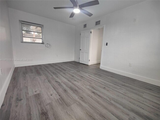 Building Photo - 2165 Bay Dr