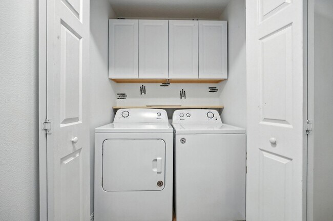 Building Photo - 32218 Gem: Open-Concept Townhome Minutes from the Airport