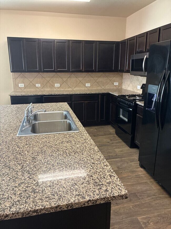 Building Photo - **Move-In Bonus! $500 Amazon Gift Card with 12-Month Lease at Current Rent**