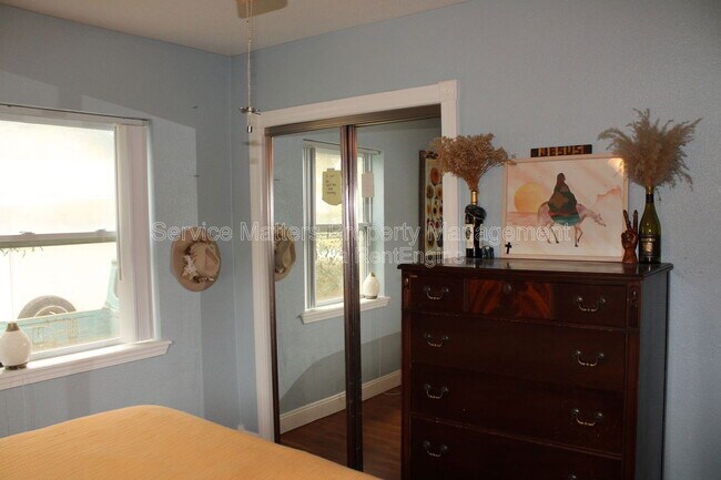 Building Photo - 1550 E Leonard St