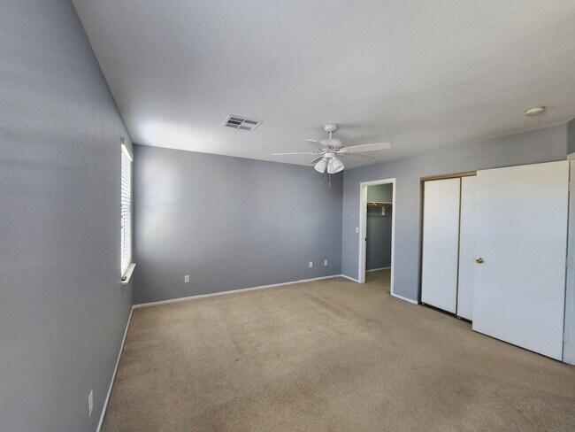 Building Photo - HENDERSON: 3 bed/2.5 bath Townhome with Spacious Kitchen, Private Backyard, Large Primary Suite &...
