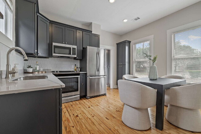 Building Photo - "Charming 2-Bedroom Bungalow in Tampa's Vibrant Heart – Cozy 796 Sq Ft Retreat!"