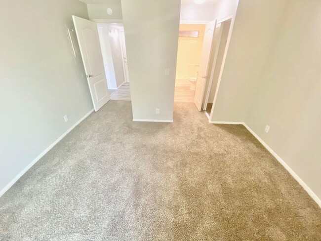 Building Photo - ADORABLE GATED CONDO LOCATED IN A GATED CO...