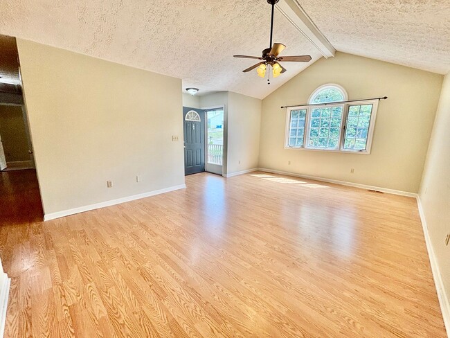 Building Photo - Move in now and pay NO RENT for the rest o...