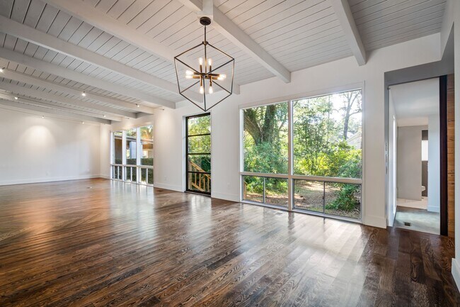 Building Photo - 2/2 with carport - fenced backyard