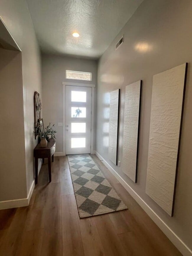 Building Photo - Stunning 4 Bedroom Home!