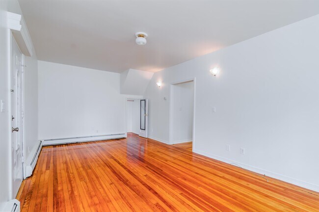 Building Photo - 144 Teaneck Rd