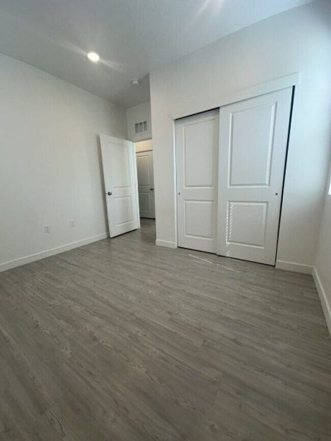 Building Photo - 572 E 3860 S