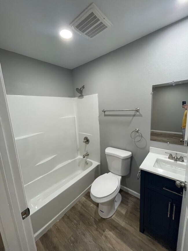 Building Photo - 1005 E Monroe St