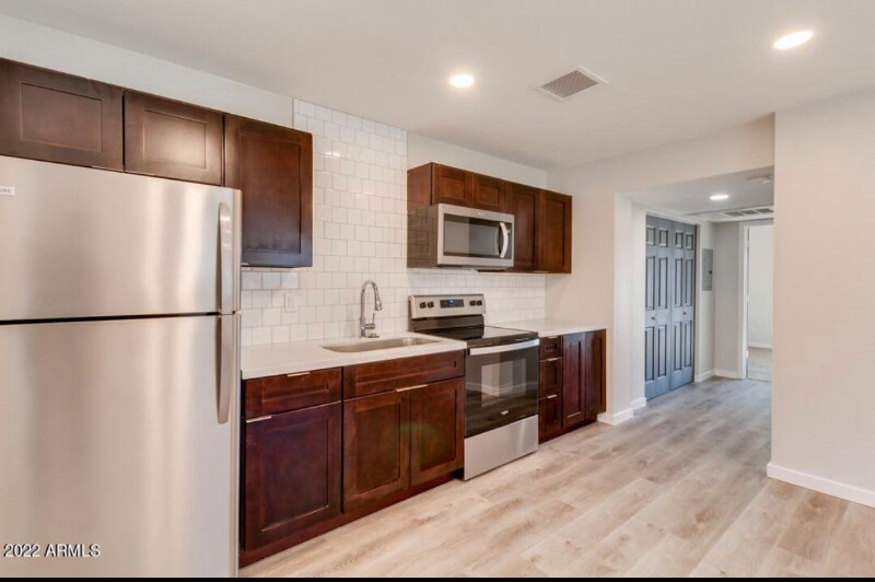 Building Photo - 813 E Marlette Ave