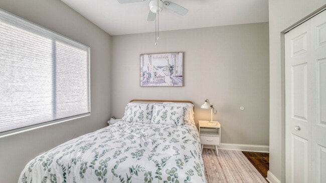 Building Photo - 25 S Surrey Ave