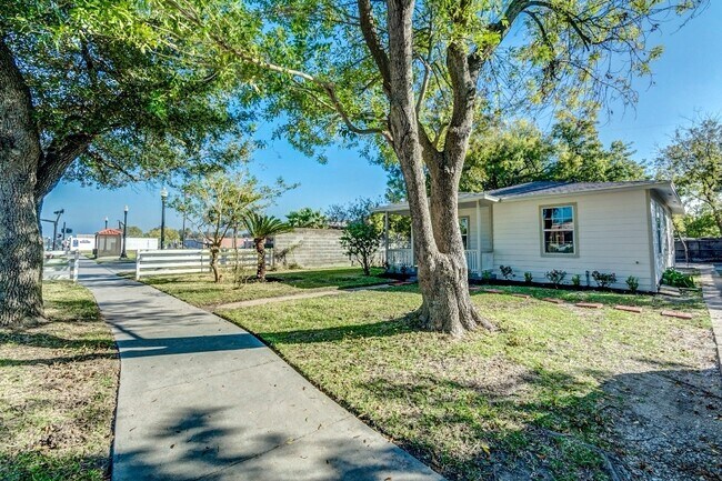 Building Photo - Homes For Rent In TX: Texas City 77590 – 9th Ave N 2BR