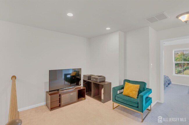 Building Photo - 29 Beachwood Dr
