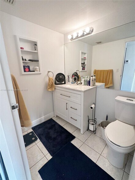 Building Photo - 7601 E Treasure Dr