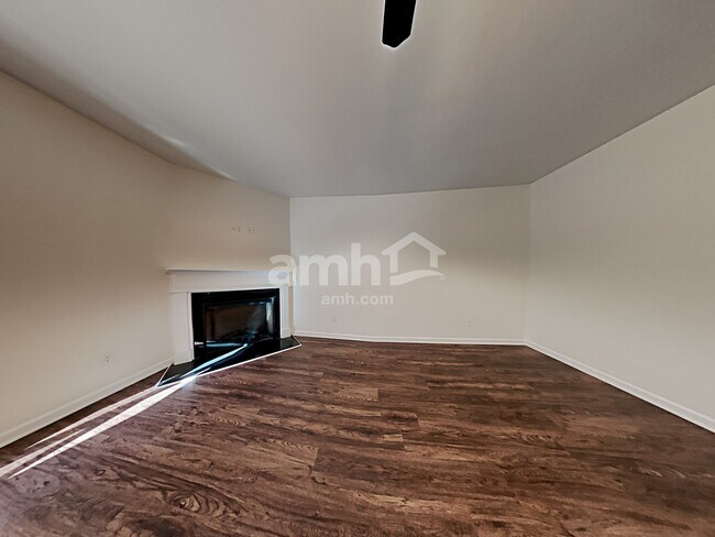 Building Photo - 2311 Foxy Dr