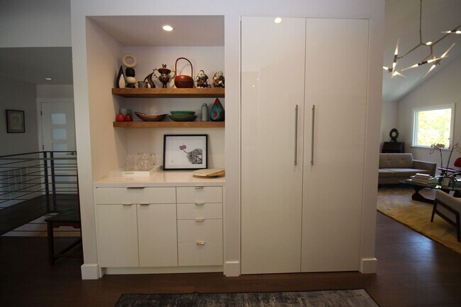 Building Photo - Bright, Stylish Living with Exceptional Ou...