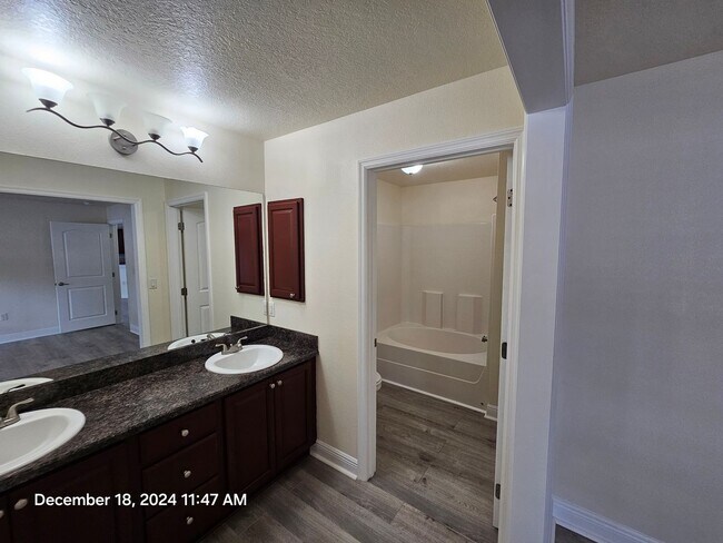 Building Photo - ** Beautiful 3/2 home featuring modern upgrades and a prime location!**