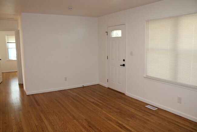 Building Photo - 4bed 2 full bath in Independence off Truma...