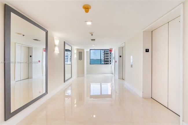 Building Photo - 540 Brickell Key Dr