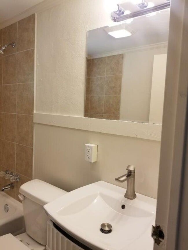 Building Photo - 1911 Peachtree St