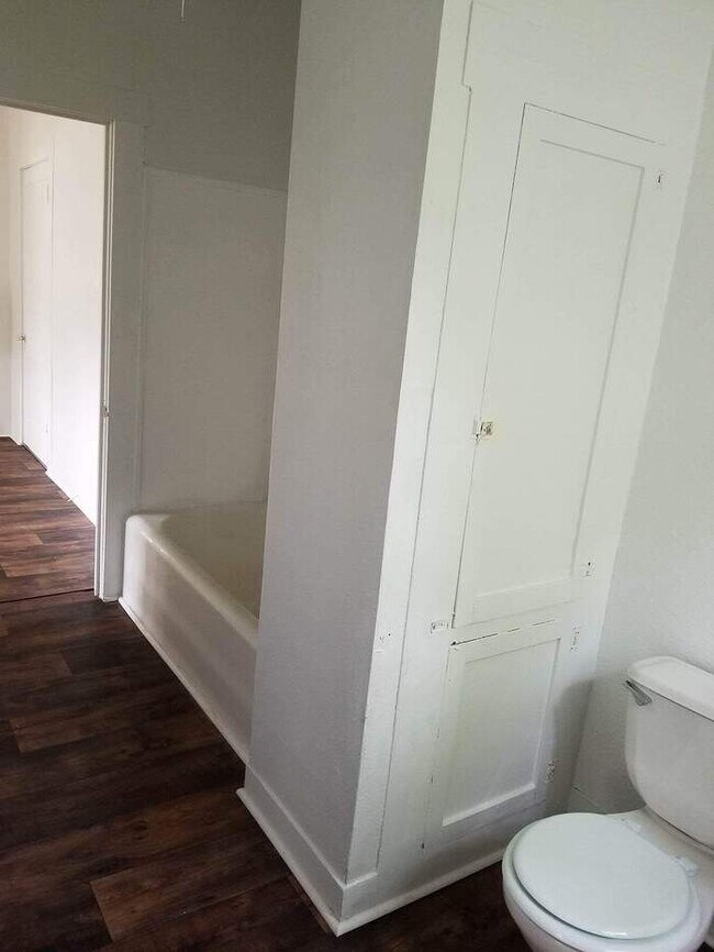 Building Photo - 1 bedroom 1 bath duplex