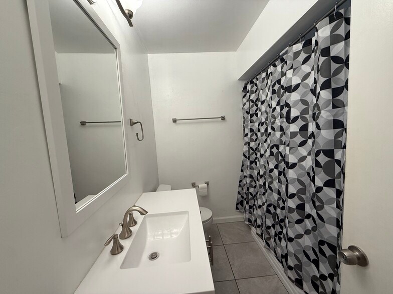 Building Photo - 6585 Delbarton St