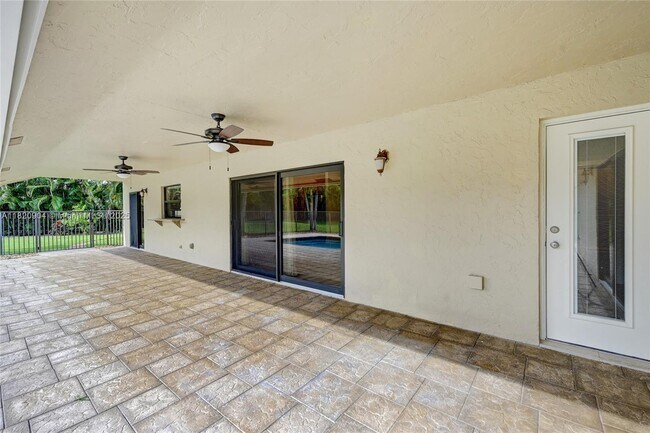 Building Photo - 7120 Hialeah Ln