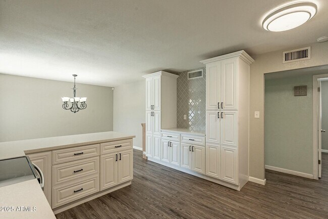 Building Photo - 1715 E El Parque Dr