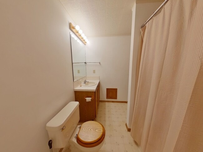 Building Photo - 3 Bedroom Home