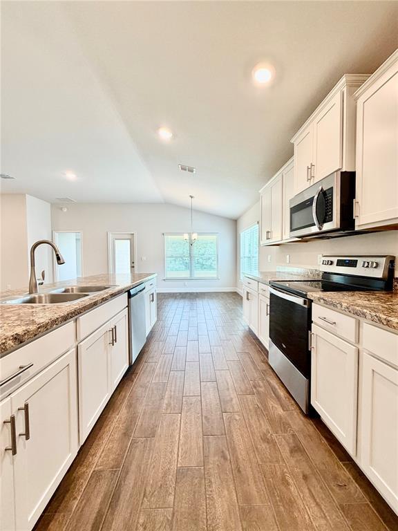 Building Photo - 633 W Rexford Dr