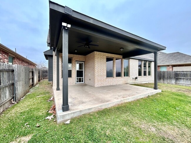 Building Photo - Bright & Beautiful 4 Bed, 3.5 Bath Home with Room for Everyone