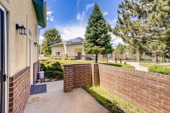 Building Photo - 1 MONTH FREE! Spacious & Light Filled 2-Be...