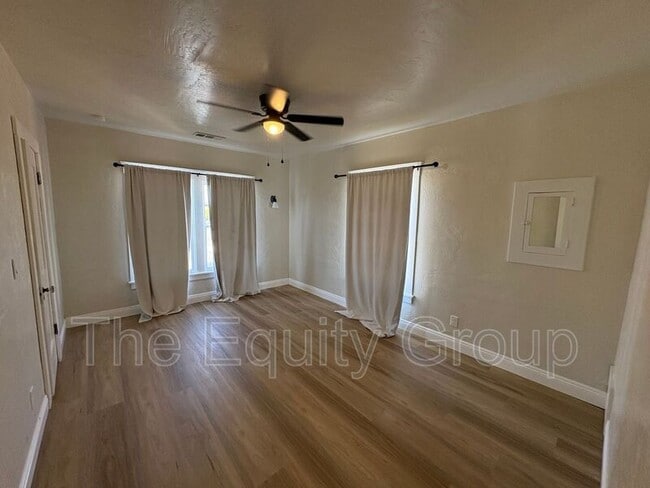 Building Photo - 209 E 11th St