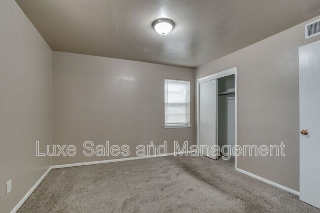Building Photo - 3005 SW 52nd Pl