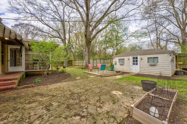 Building Photo - Colonial Acres