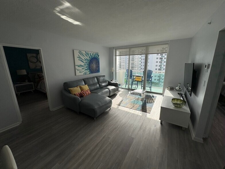 Building Photo - 3000 S Ocean Dr