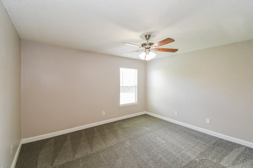 Building Photo - 8785 Chambore Dr