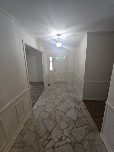 Building Photo - 1030 N Maple Ave