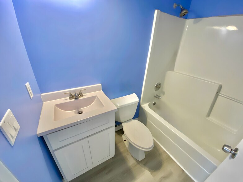 Guest bathroom. - 4240 Wilshire Blvd