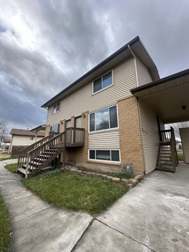 Building Photo - 700 700 W