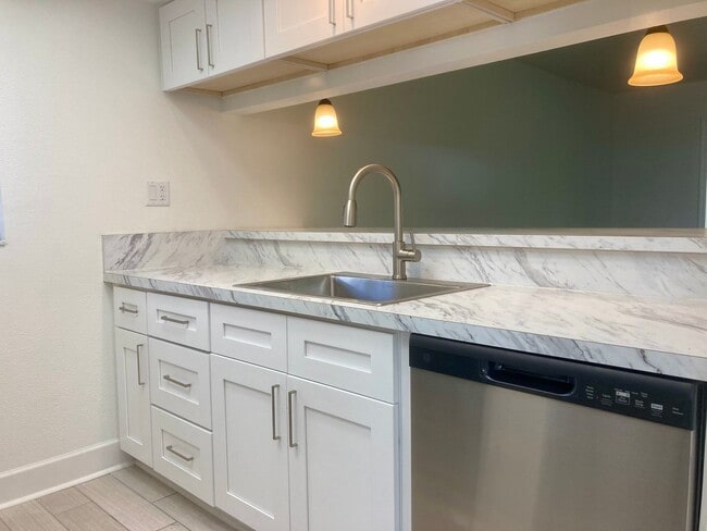 Building Photo - 2 bedroom, 2 bath condo ready to go!