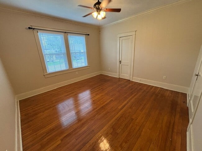 Building Photo - 3044 Wilshire Dr