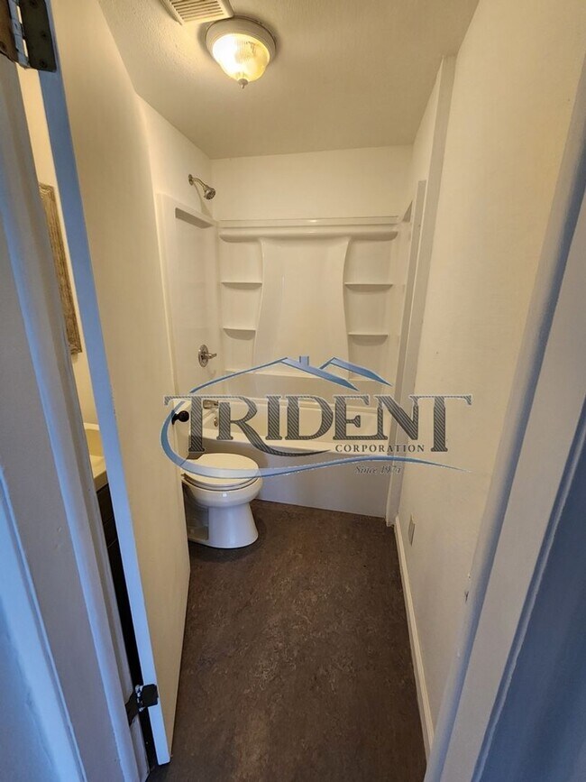 Building Photo - 2 bedroom, 2 bath house, plus a bonus room, located in the country.