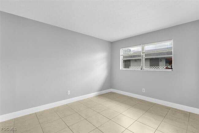 Building Photo - 2935 SE 15th Pl