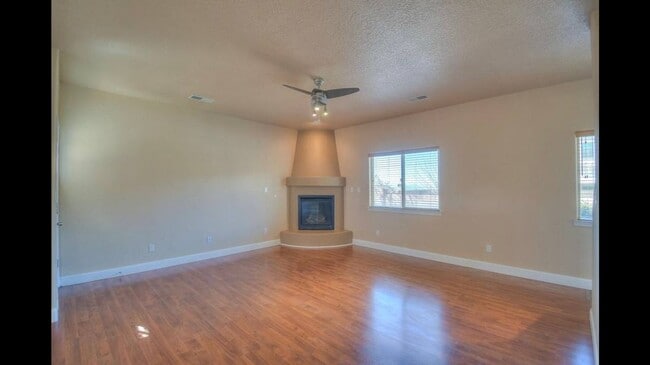 Building Photo - Available Now! Beautiful 3 Bedroom/2 Bathroom Home in Northeast Albuquerque