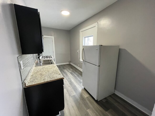 Building Photo - Spacious 2 bedroom 1 bath apartment for re...